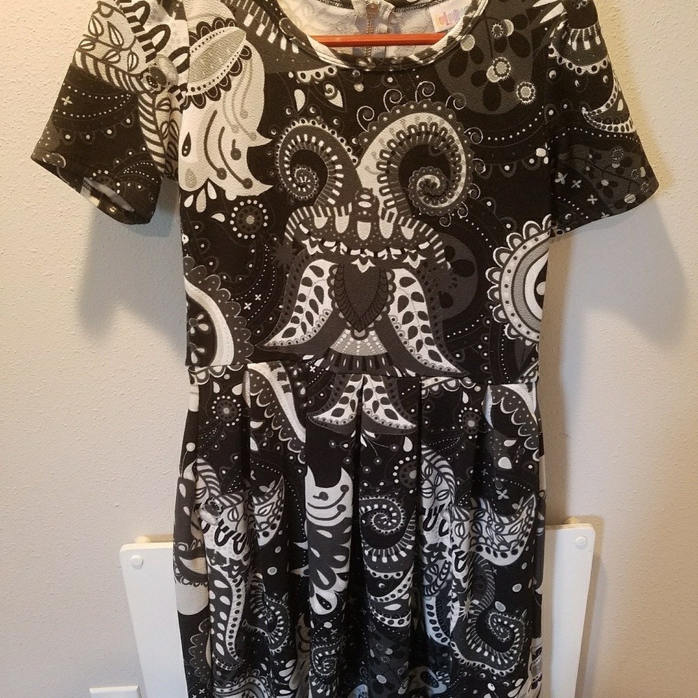 Lularoe Amelia in a great monotone print!